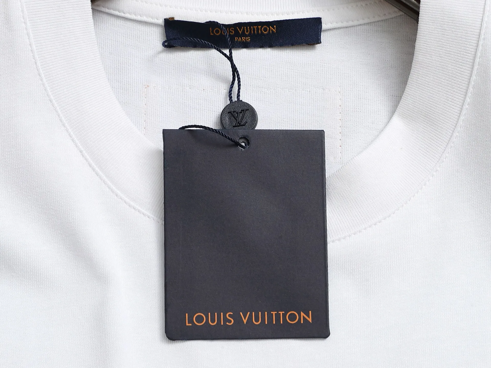 🅿️170 LouisVuitton/Louis Vuitton Foam printed T-shirt short sleeves High quality🔥High version Super iconic brand logo printing pattern The original printing is reproduced one to one, using imported puree and graffiti craftsmanship. The fabric is made of pure combed cotton. It is fresh and comfortable to match with sports shoes. Suitable for shopping and dating. When layered, it looks like a blogger. Low-key and tasteful. Original fabric 260g double yarn with high weight, 100% combed cotton, custom-woven and dyed with no color difference, no pressure in and out of the counter, through-shoulder strapping process, increased washing life of clothes, no deformation, high version digital printing process, no fading, bright colors, the same style as Internet celebrity stars, regardless of age, body shape or gender, super eye-catching, very fashionable ❤️❤️, very comfortable in hand, super texture, fashionable and individual, super versatile and good-looking, a must-have for everyone Better match for couples. Hang tag, collar label, washed wheat, all three labels are complete! ! Loose fit, same style for men and women Color: black/white/color blue Size: XS S M L
